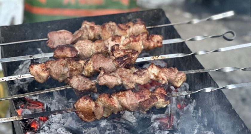Томатный маринад превратит даже самый жесткий шашлык в деликатес — готовим идеально сочное мясо для пикника
