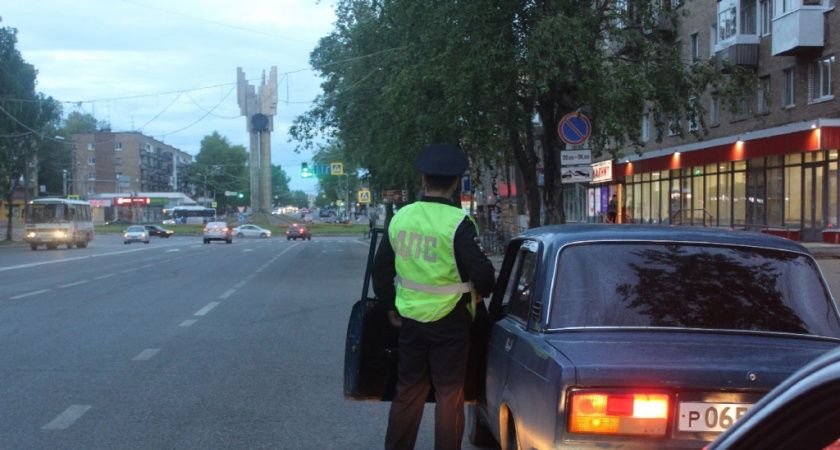 У вас машина с механикой? Юрист объяснил, как ГАИ будет штрафовать на 15 тысяч рублей таких автовладельцев