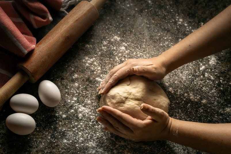 Пирожки из слоеного теста, а внутри — вареное яйцо целиком: не шутка, а хит сезона