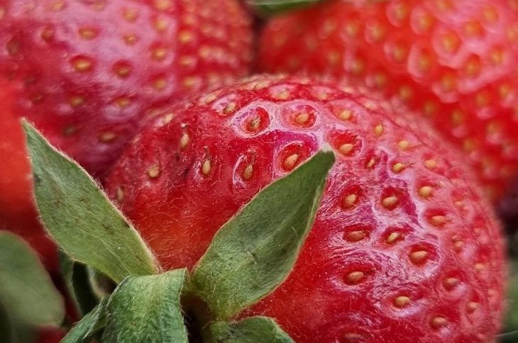 Безвкусная клубника станет сладкой, если сделаете с ней это: хитрый трюк