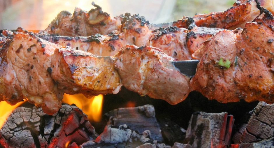 Секреты выбора идеального мяса для новогоднего шашлыка