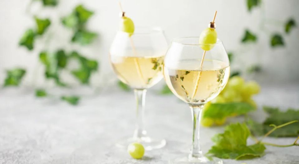 Белый винный лимонад: простое освежение из двух ингредиентов