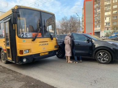 В Ижевске на остановке Спортивная около часа назад автобус напоролся на открывшуюся дверь авто