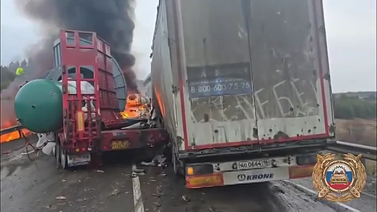 В массовое ДТП с участием восьми автомобилей попал водитель большегруза из Удмуртии