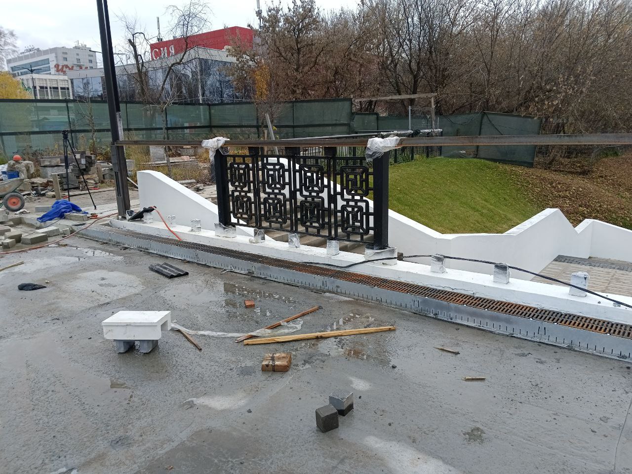 Работы на пешеходной эстакаде на улице Карла Маркса в Ижевске выполнены на 63% Работы на пешеходной эстакаде на улице Карла Маркса в Ижевске выполнены на 63%