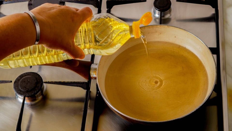 Не выливайте масло после жарки в канализацию: вот где оно может пригодиться
