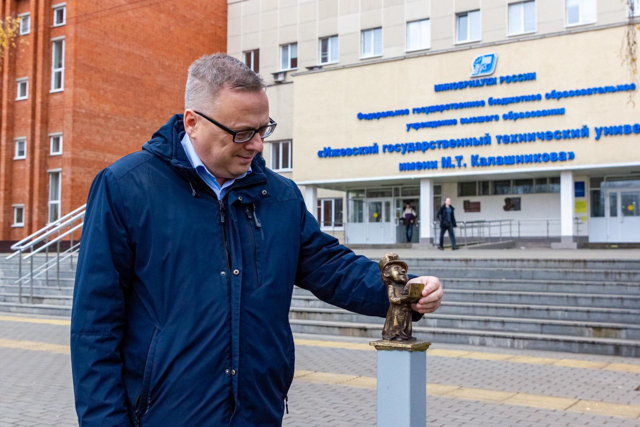 Седьмую по счёту скульптуру мини-Ижика установили в Ижевске Седьмую по счёту скульптуру мини-Ижика установили в Ижевске