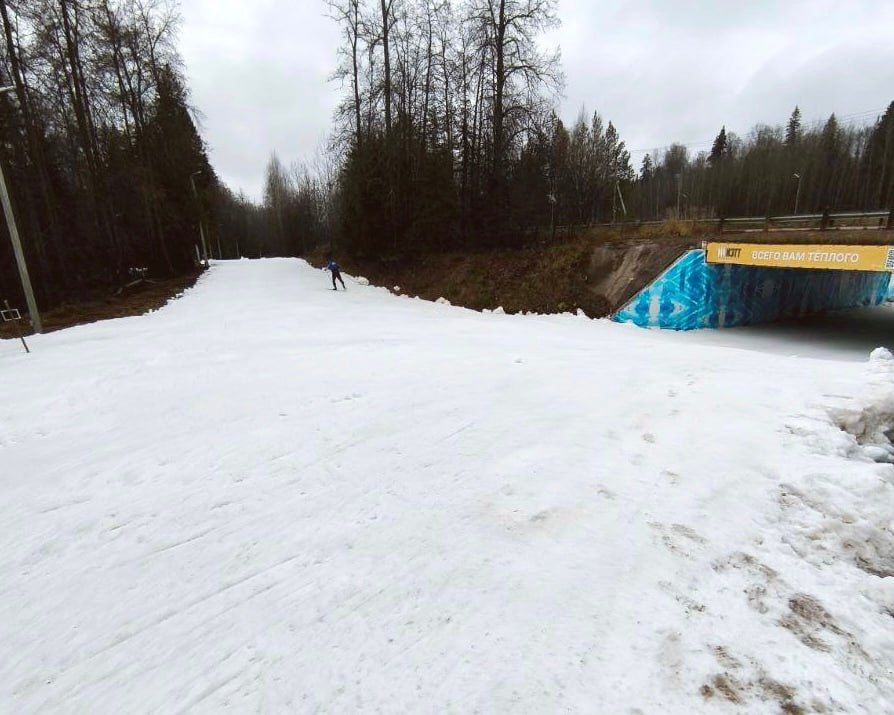 Кому покататься? На лыжном комплексе имени Галины Кулаковой уже открыли 2 км снежной трассы