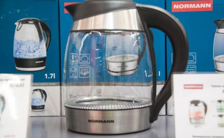 Чем нельзя чистить электрический чайник от накипи: популярное средство, которое "убивает" технику