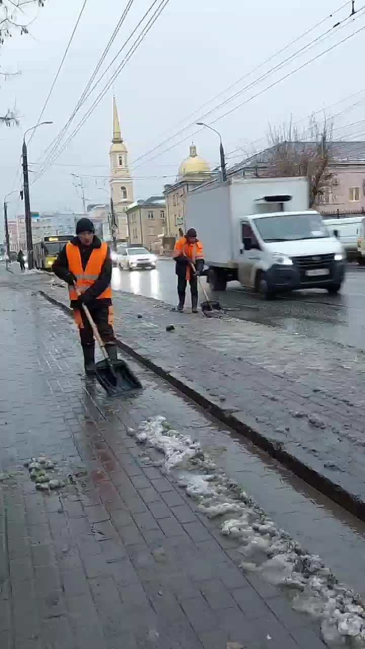 Дорожники Ижевска устраняют последствия ночного снегопада