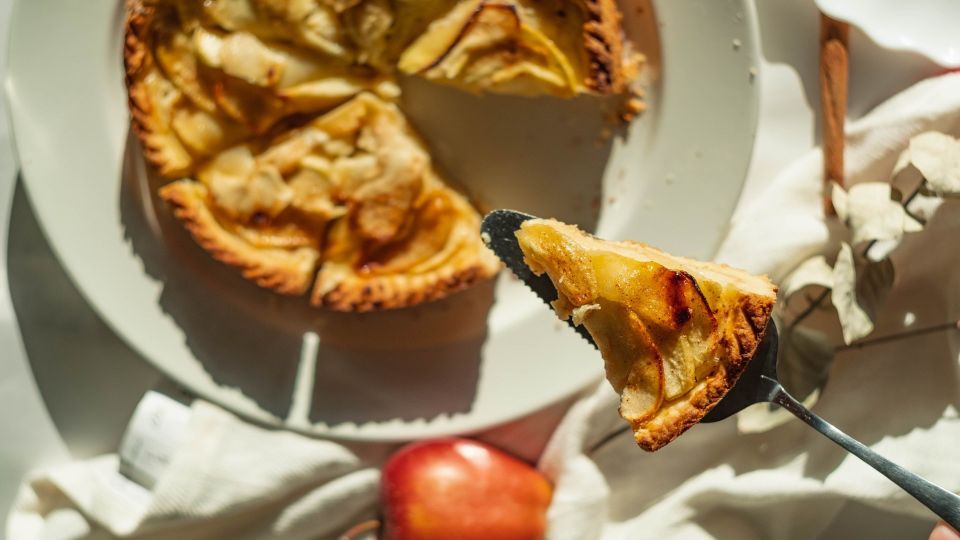 Никакой подгоревшей корочки и сырой начинки: вот как приготовить идеальную шарлотку