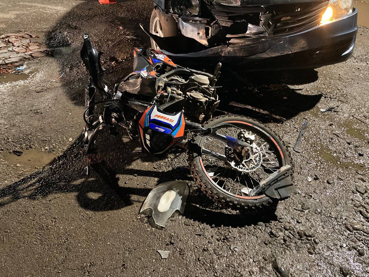 Момент столкновения питбайка с автомобилем попал на камеру видеонаблюдения в Ижевске Момент столкновения питбайка с автомобилем попал на камеру видеонаблюдения в Ижевске