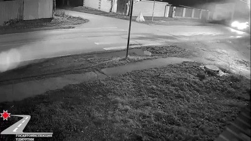 Момент столкновения питбайка с автомобилем попал на камеру видеонаблюдения в Ижевске