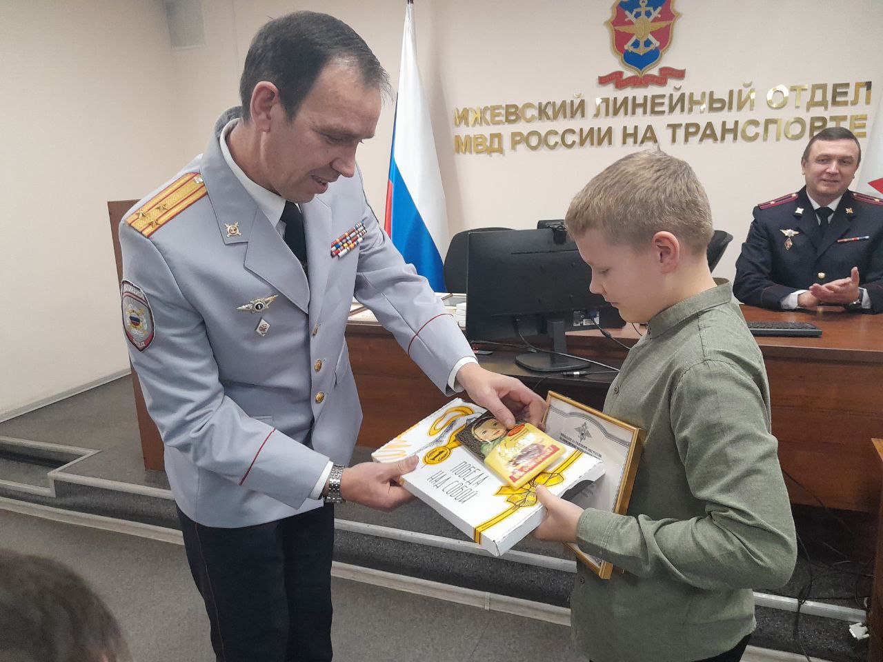 В Ижевском ЛО МВД России на транспорте на торжественном мероприятии поздравили победителя конкурса «Мои родители работают в полиции» В Ижевском ЛО МВД России на транспорте на торжественном мероприятии поздравили победителя конкурса «Мои родители работают в полиции»