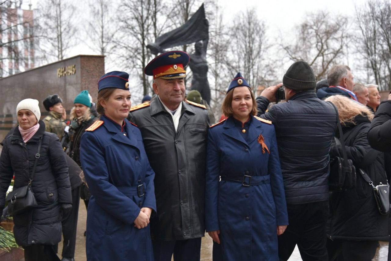 Сотрудники следственного управления приняли участие в памятных мероприятиях, посвященных годовщине со Дня рождения Калашникова М.Т Сотрудники следственного управления приняли участие в памятных мероприятиях, посвященных годовщине со Дня рождения Калашникова М.Т