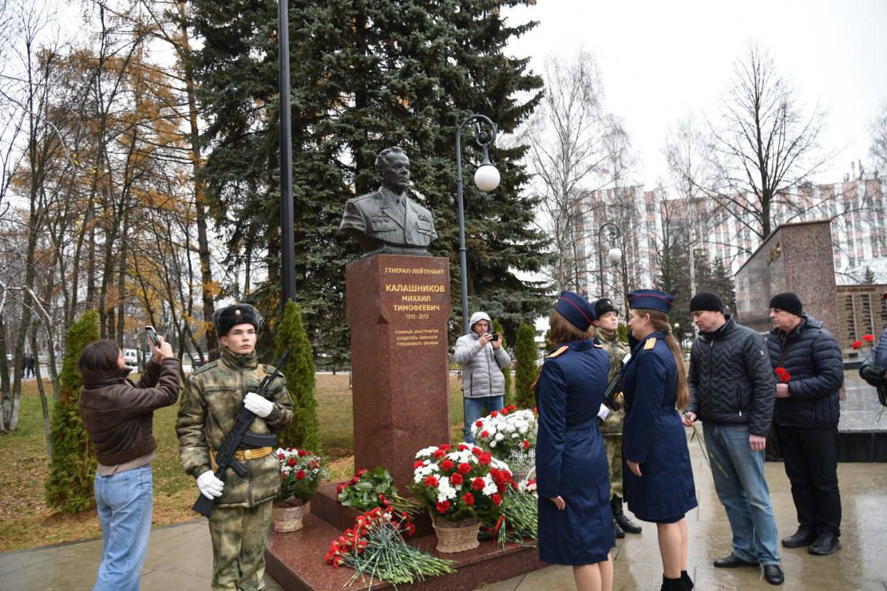 Сотрудники следственного управления приняли участие в памятных мероприятиях, посвященных годовщине со Дня рождения Калашникова М.Т Сотрудники следственного управления приняли участие в памятных мероприятиях, посвященных годовщине со Дня рождения Калашникова М.Т