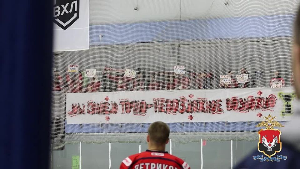В День сотрудника органов внутренних дел Российской Федерации символическое вбрасывание перед матчем Чемпионата России ВХЛ между командами ХК «Ижсталь» - ХК «Тамбов» произвел сотрудник МВД по Удмуртской Республике, мастер...