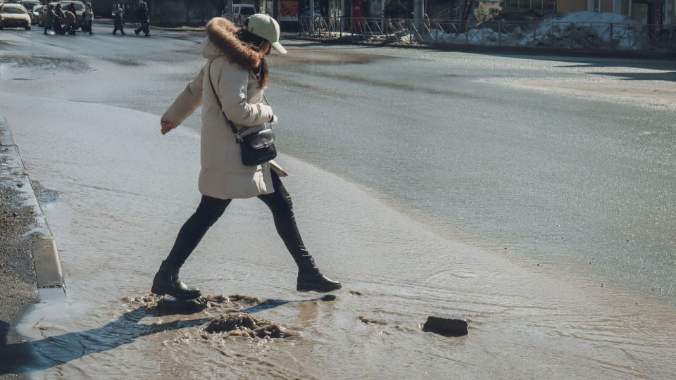 Только вплавь: жители Ижевска жалуются, что после ремонта дорог на пешеходных переходах образовались огромные лужи