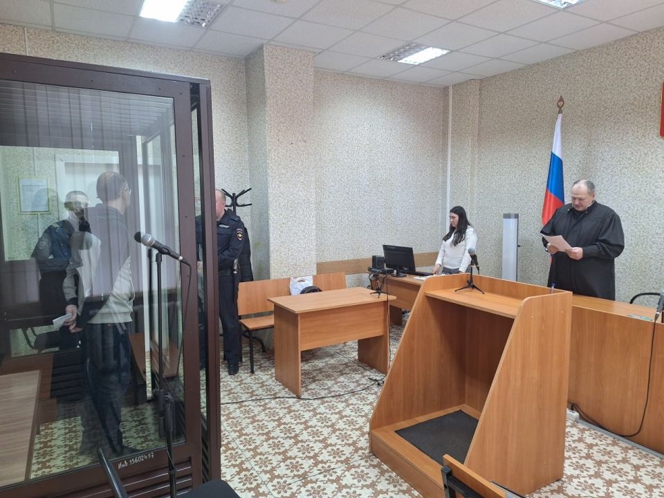 Суд продлил срок содержания под стражей экс-главврачу онкодиспансера Виктору Заварзину и бывшей главной медсестре учреждения, обвиняемым в получении крупной взятки