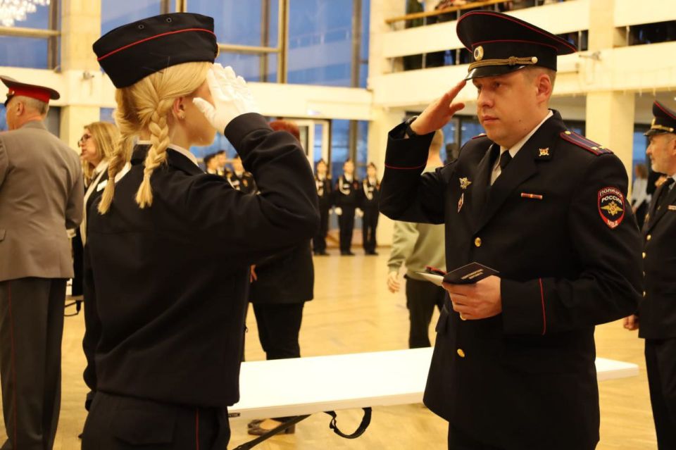 В Ижевске во Дворце детского (юношеского) творчества состоялась торжественная церемония принятия Присяги учащимися Межведомственного сетевого профориентационно-образовательного проекта "Школа полиции СтрИж" В Ижевске во Дворце детского (юношеского) творчества состоялась торжественная церемония принятия Присяги учащимися Межведомственного сетевого профориентационно-образовательного проекта "Школа полиции СтрИж"