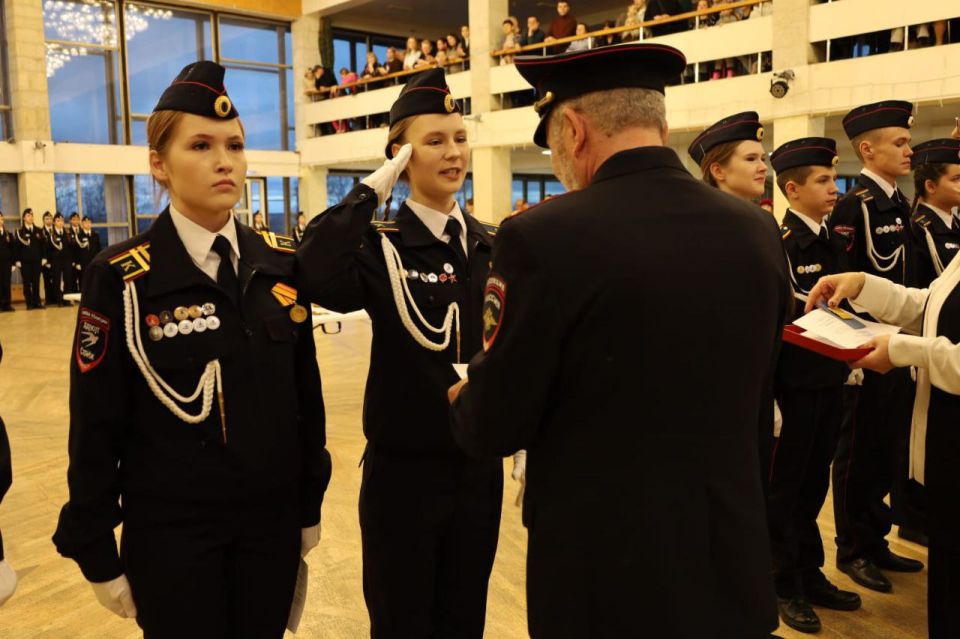 В Ижевске во Дворце детского (юношеского) творчества состоялась торжественная церемония принятия Присяги учащимися Межведомственного сетевого профориентационно-образовательного проекта "Школа полиции СтрИж" В Ижевске во Дворце детского (юношеского) творчества состоялась торжественная церемония принятия Присяги учащимися Межведомственного сетевого профориентационно-образовательного проекта "Школа полиции СтрИж"