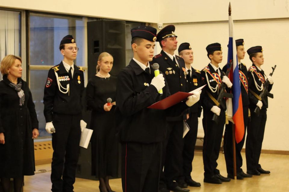 В Ижевске во Дворце детского (юношеского) творчества состоялась торжественная церемония принятия Присяги учащимися Межведомственного сетевого профориентационно-образовательного проекта "Школа полиции СтрИж" В Ижевске во Дворце детского (юношеского) творчества состоялась торжественная церемония принятия Присяги учащимися Межведомственного сетевого профориентационно-образовательного проекта "Школа полиции СтрИж"