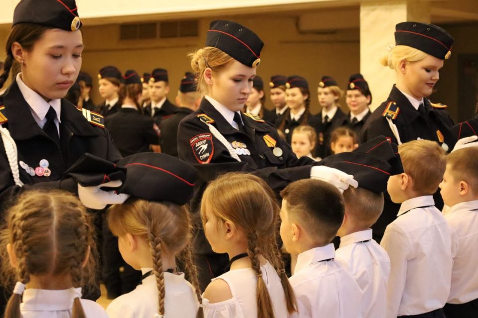 В Ижевске во Дворце детского (юношеского) творчества состоялась торжественная церемония принятия Присяги учащимися Межведомственного сетевого профориентационно-образовательного проекта "Школа полиции СтрИж" В Ижевске во Дворце детского (юношеского) творчества состоялась торжественная церемония принятия Присяги учащимися Межведомственного сетевого профориентационно-образовательного проекта "Школа полиции СтрИж"