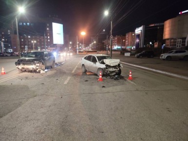 Авария произошла сегодня вечером в Ижевске на улице Карла Либкнехта вблизи кольца на улице Пушкинской