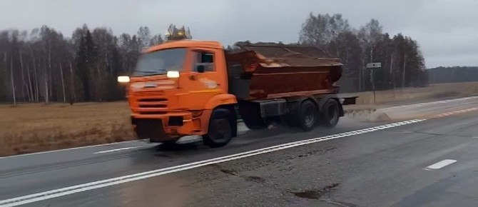В Удмуртии дороги в условиях ледяного дождя и мокрого снега начали обрабатывать чистой солью и ПСС