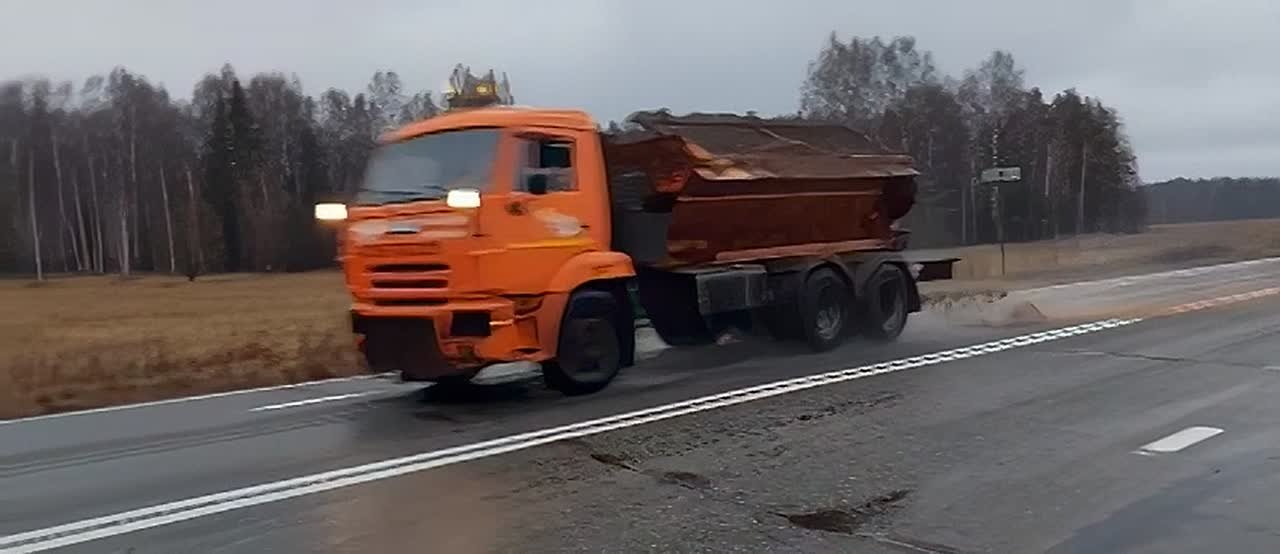 В Удмуртии дороги в условиях ледяного дождя и мокрого снега начали обрабатывать чистой солью и ПСС