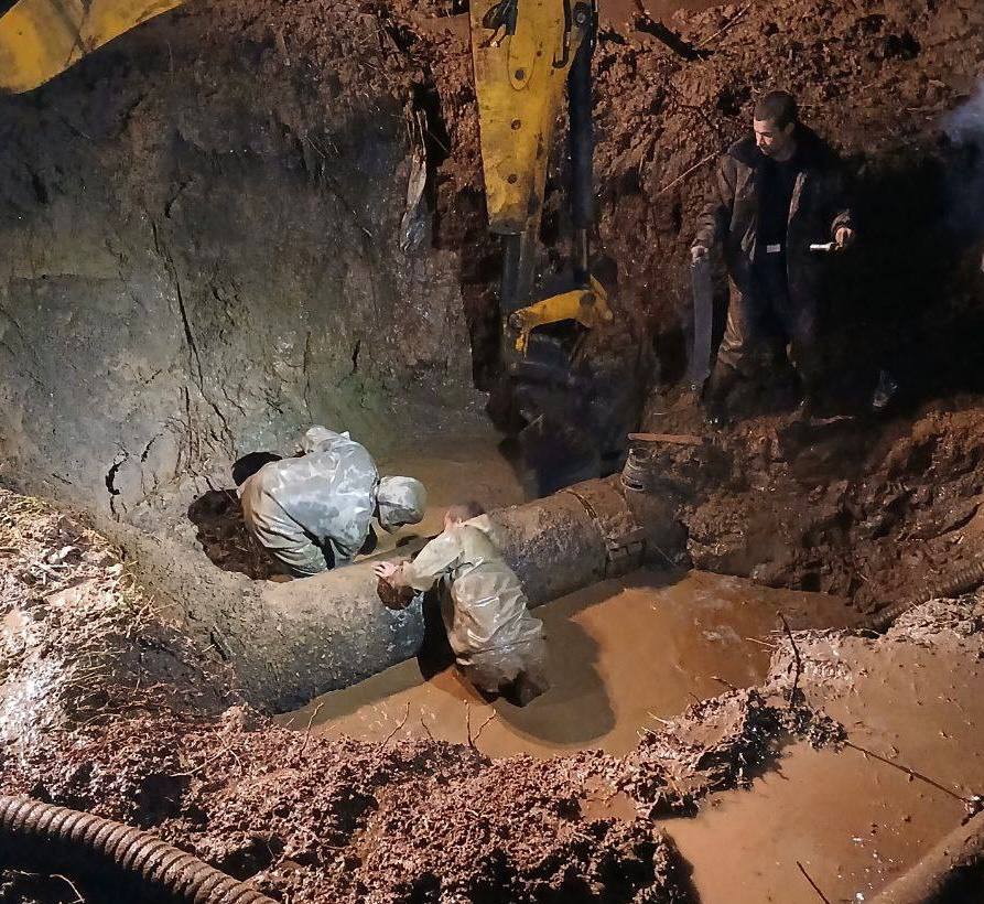 Деревянные столетние трубы выкопали при ремонте сетей водоснабжения в Балезино