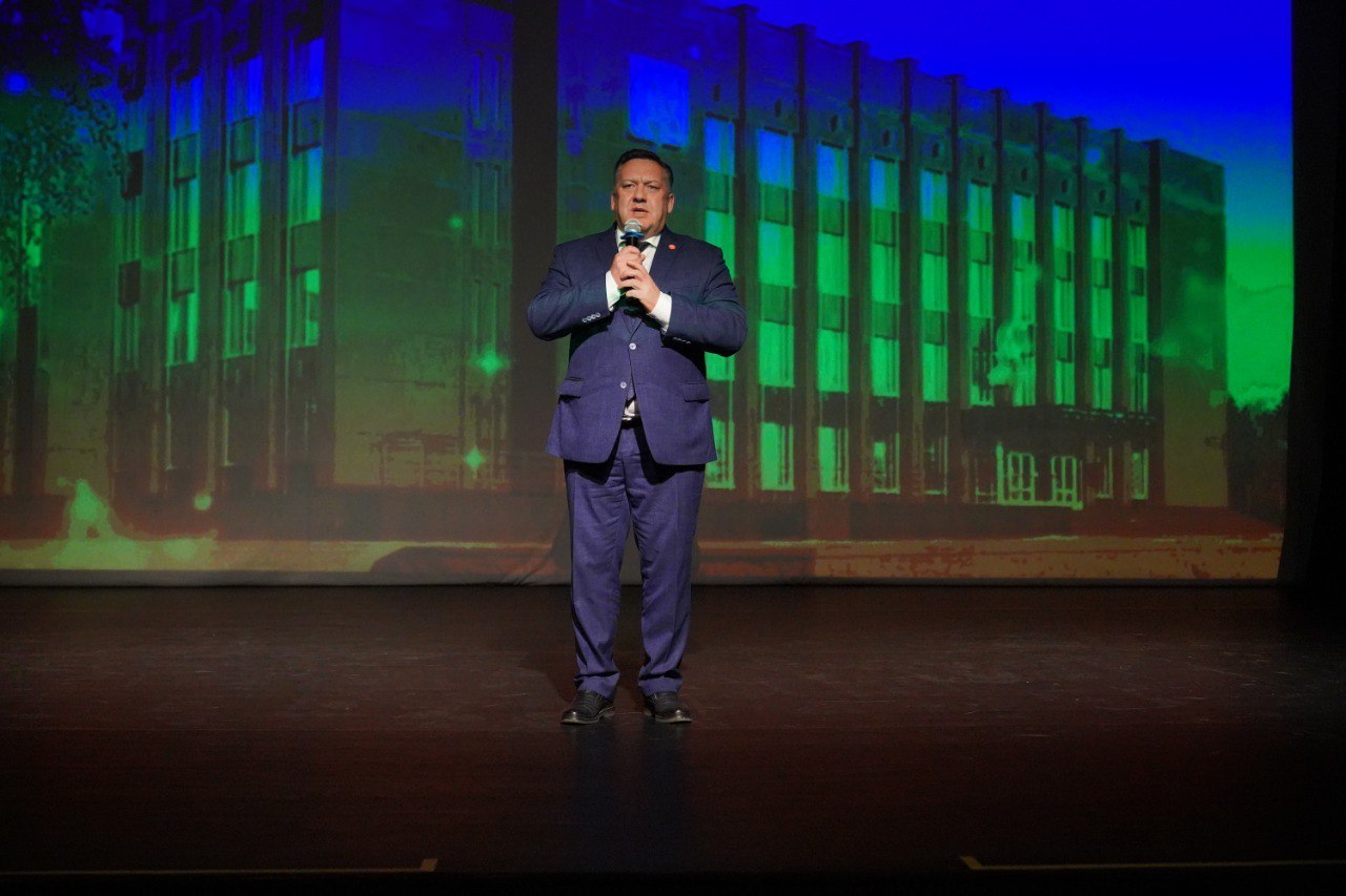 Дмитрий Чистяков после избрания поблагодарил депутатов за поддержку «всех тех планов, задач, идей, которые мы наметили на ближайшую пятилетку, и может быть, даже чуть-чуть дальше»