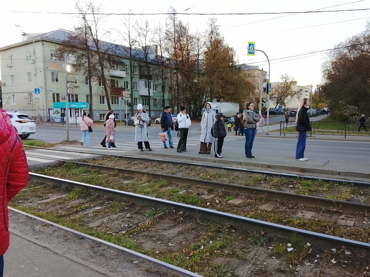 В Ижевске опасную остановку «Речка Карлутка» оборудуют ограждениями только в 2026 году