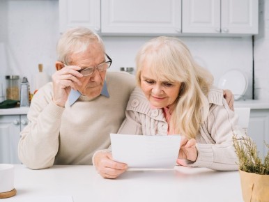 Сколько могут списывать с пенсии: основные правила и исключения