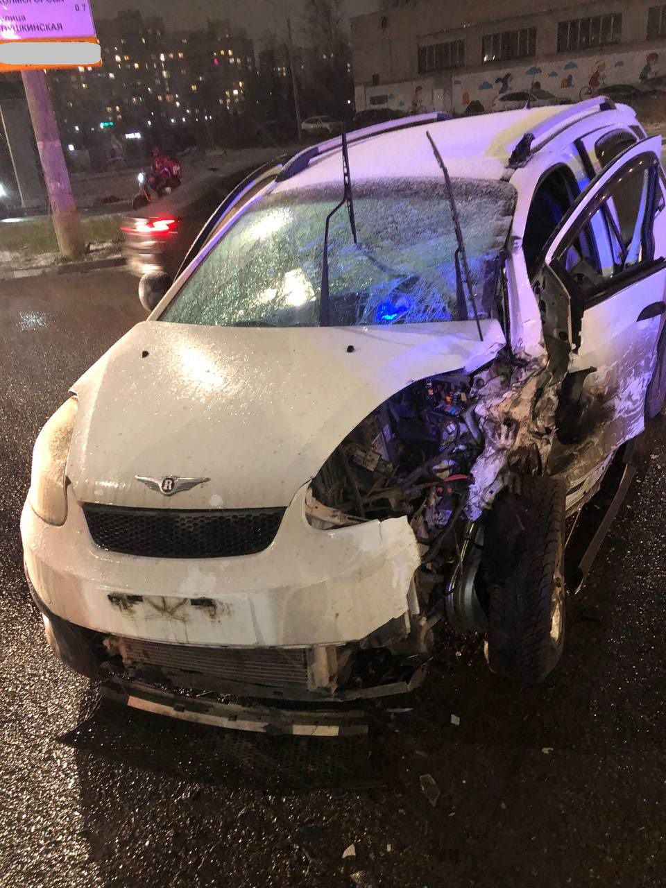 В Ижевске 15-летний подросток за рулём протаранил две машины В Ижевске 15-летний подросток за рулём протаранил две машины