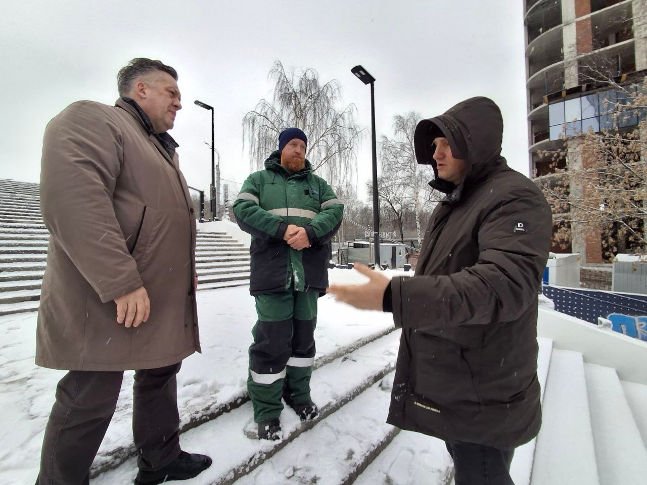 На пешеходной эстакаде над улицей К. Маркса в Ижевске монтируют лифт для маломобильных граждан На пешеходной эстакаде над улицей К. Маркса в Ижевске монтируют лифт для маломобильных граждан
