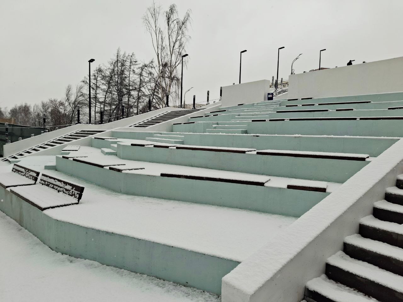 На пешеходной эстакаде над улицей К. Маркса в Ижевске монтируют лифт для маломобильных граждан На пешеходной эстакаде над улицей К. Маркса в Ижевске монтируют лифт для маломобильных граждан