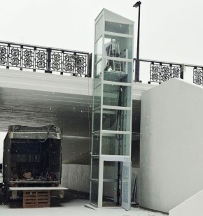 На пешеходной эстакаде над улицей К. Маркса в Ижевске монтируют лифт для маломобильных граждан