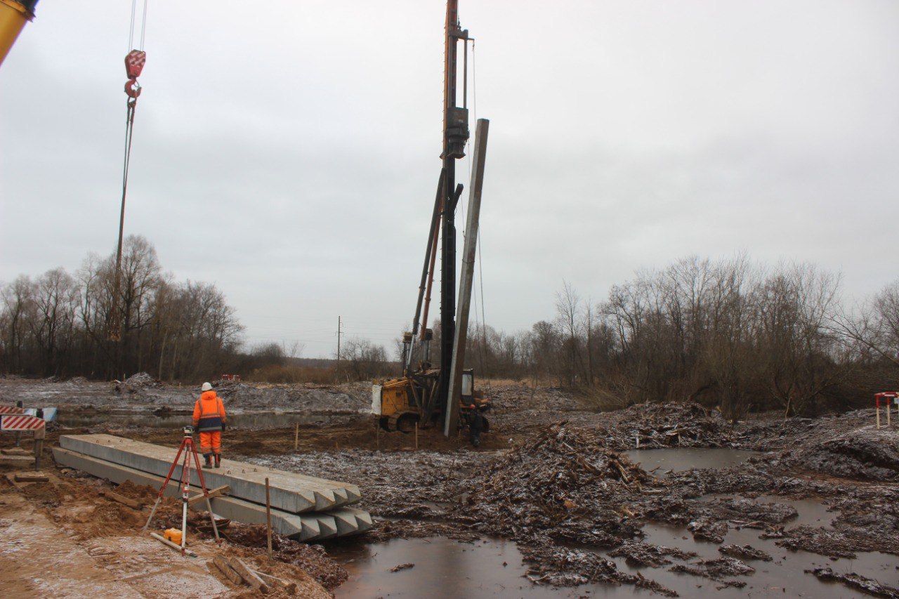 Первые сваи забили в основание моста через реку Позимь на дороге Ижевск — Аэропорт Первые сваи забили в основание моста через реку Позимь на дороге Ижевск — Аэропорт