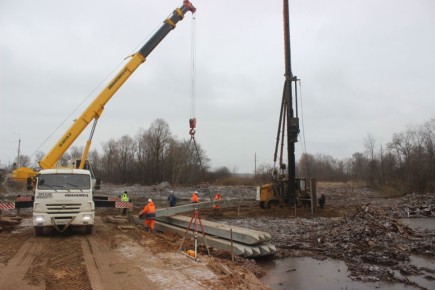Первые сваи забили в основание моста через реку Позимь на дороге Ижевск — Аэропорт