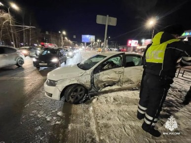 На перекрёстке улиц Ленина и Молодёжной в Ижевске маршрутка столкнулась с легковушкой, сообщает МЧС Удмуртии