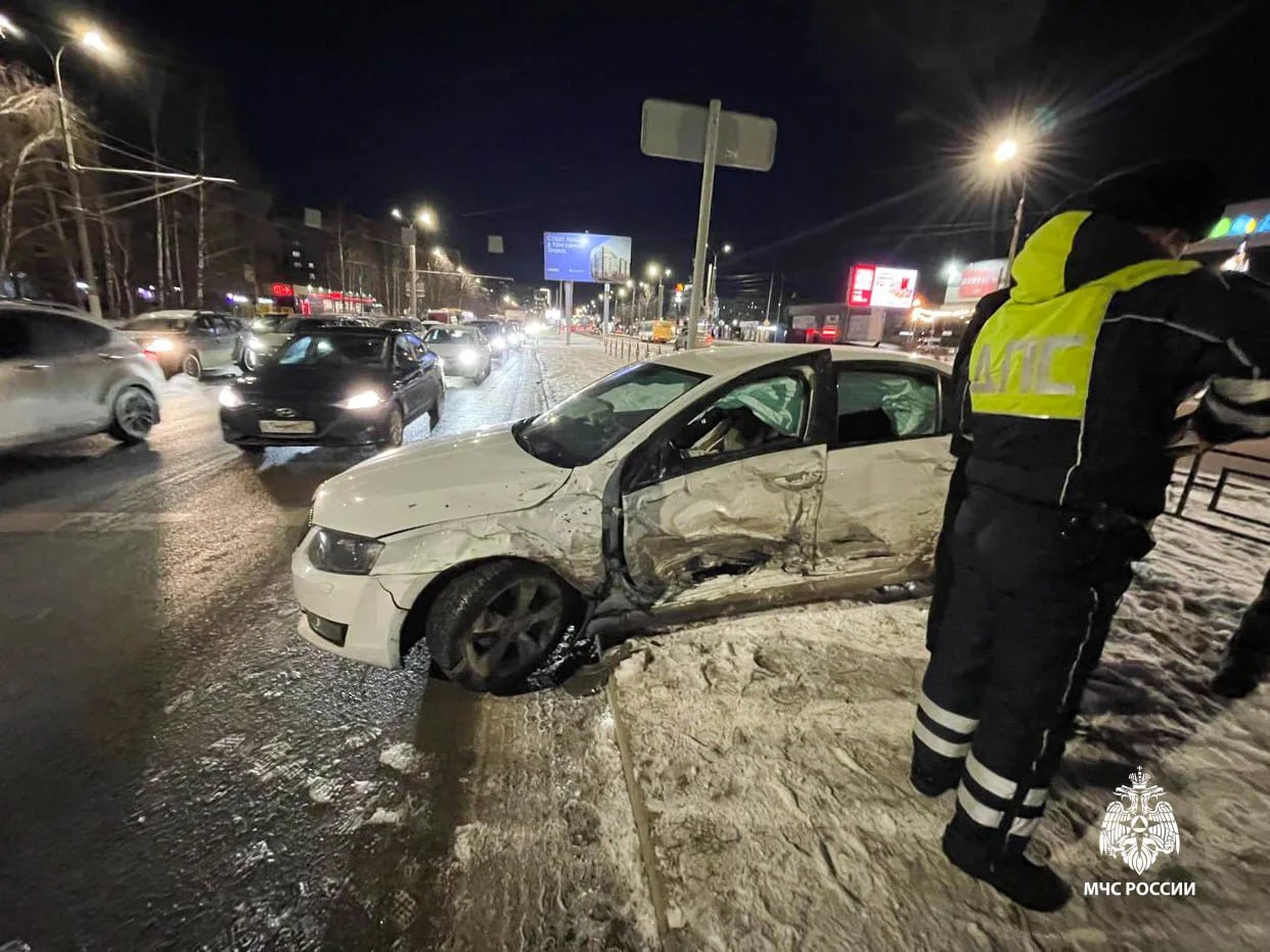 Маршрутный автобус №400 и «Шкода» столкнулись на перекрестке улиц Молодежной и Ленина в Ижевске