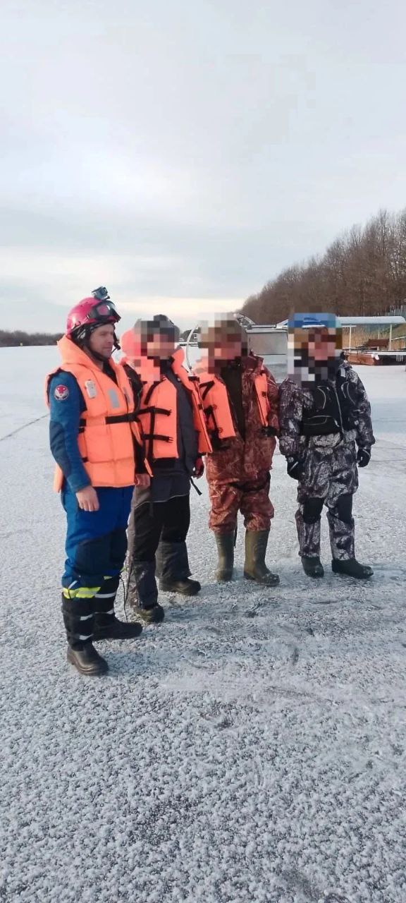 Спасатели помогли рыбакам, у которых на реке Каме сломалась аэролодка Спасатели помогли рыбакам, у которых на реке Каме сломалась аэролодка