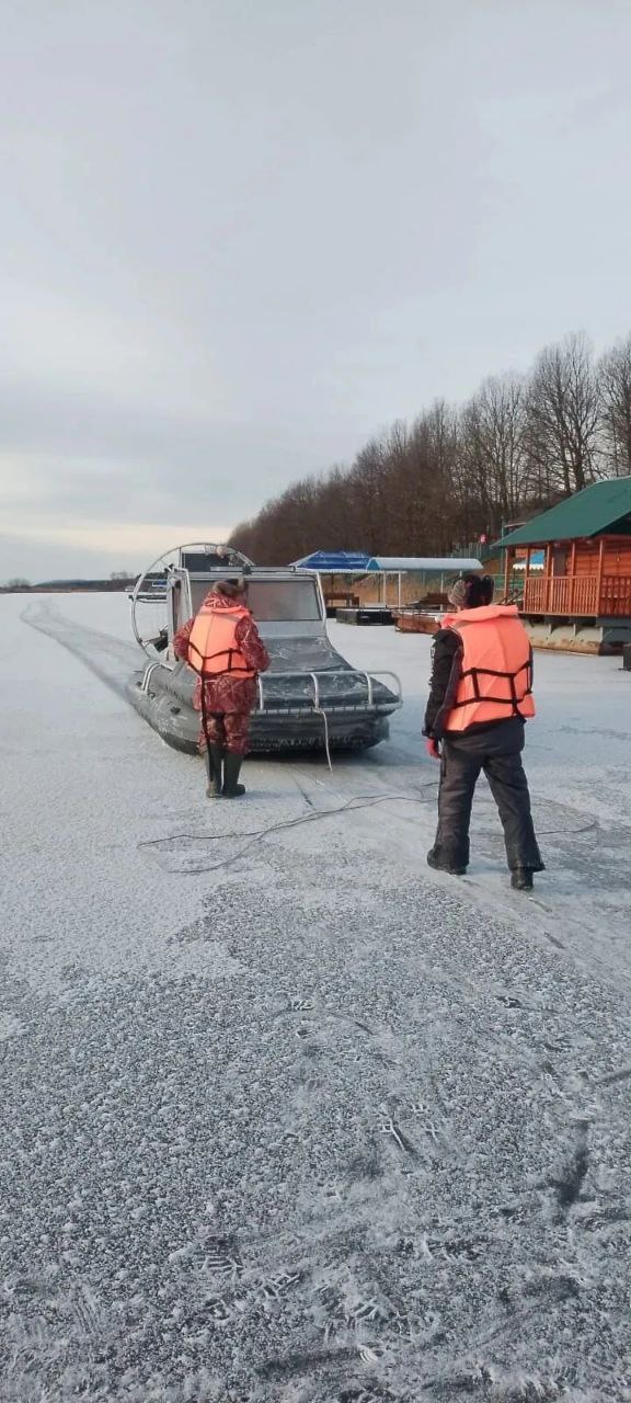 Спасатели помогли рыбакам, у которых на реке Каме сломалась аэролодка