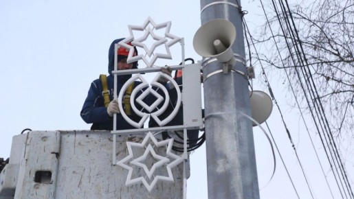 80 световых консолей начали устанавливать к Новому году на улице Кирова в Ижевске