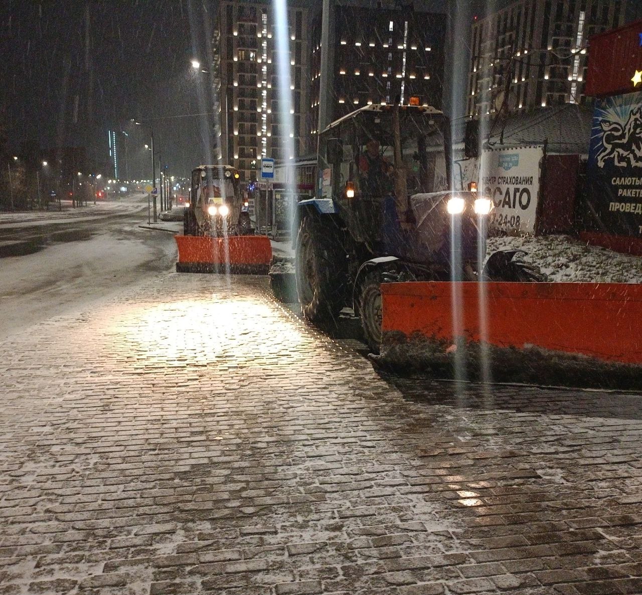 Ночью 11 декабря на расчистку дорог Ижевска вышли 83 единицы техники Ночью 11 декабря на расчистку дорог Ижевска вышли 83 единицы техники