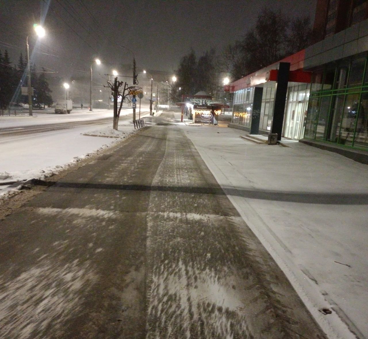 Ночью 11 декабря на расчистку дорог Ижевска вышли 83 единицы техники Ночью 11 декабря на расчистку дорог Ижевска вышли 83 единицы техники