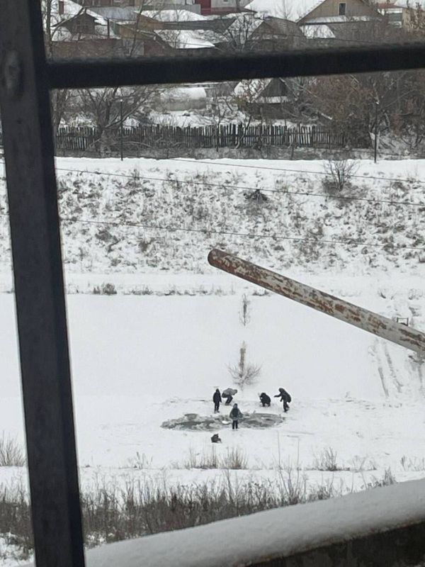 Где их родители?. Лёд только начинает образовываться на водоемах республики, а бесстрашные дети уже испытывают его на прочность