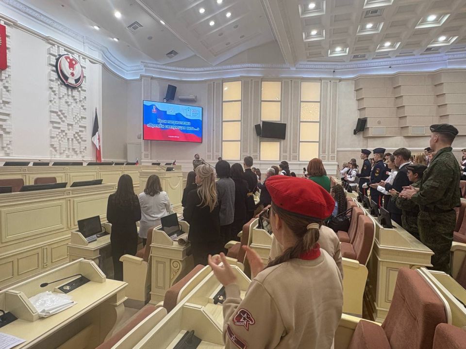 В День Конституции сотрудники следственного управления приняли участие в Уроке патриотизма