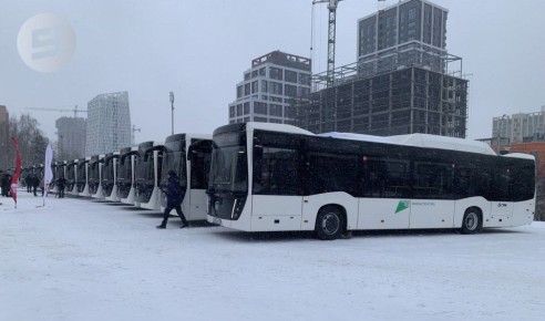 В Ижевске у здания горадминистрации прошло торжественное вручение ключей от 50-ти новых автобусов представителям «ИжГЭТ»